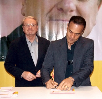 Vereador assinando ficha de filiação ao PSB (Imagem Sistema MPA)